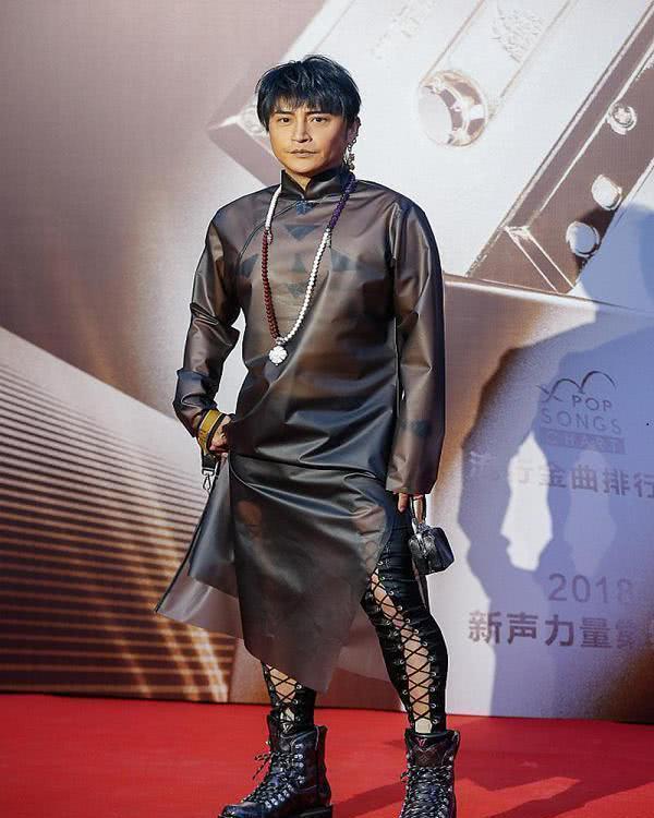 陈志朋再出新造型，风格让人难以理解，网友：一如既往的丑！