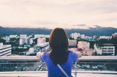​无腿残疾美女坚持为爱人生下孩子：人生啊，跌到谷底就会反弹