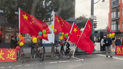 ​旧金山机场一路上都是五星红旗