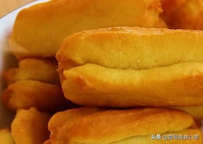 ​想要在家做油条？早餐店师傅分享秘诀，烹饪简单，外脆里软，真香