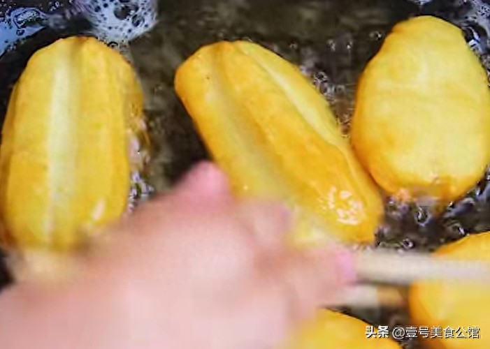 想要在家做油条？早餐店师傅分享秘诀，烹饪简单，外脆里软，真香