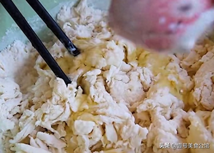 想要在家做油条？早餐店师傅分享秘诀，烹饪简单，外脆里软，真香