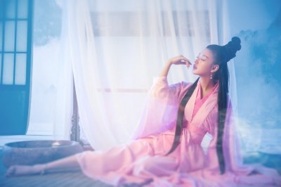 ​小说：小蛇妖脱下蛇皮变人皮，可任意变换相貌，大罗金仙都辨不明