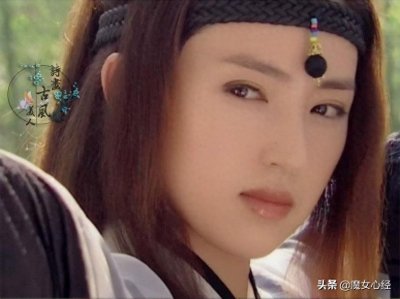 ​董璇黑天鹅造型再现雪花女神龙的绝美冷艳