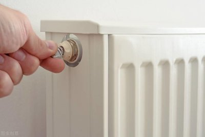 ​老式暖气片怎样放气？