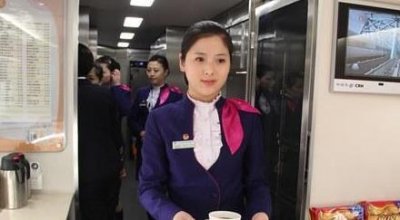 ​高铁餐服员抱怨：饭卖不掉还得自己赔，低薪惹人忧