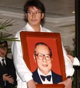 ​谭咏麟，跟妻子丁克，45岁跟情人生子，原配含泪出家，家产给儿子