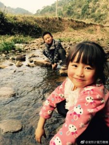​《变形记》2017最新一期视频：城市少年被农村妹妹丽姐整哭 网友看后笑喷了