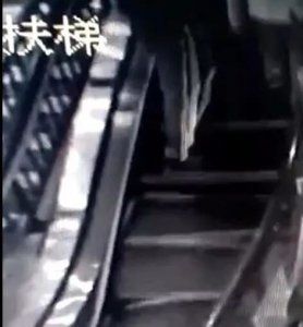 ​惊险！广西一商场内，电梯异响并突然崩裂！两顾客正搭乘