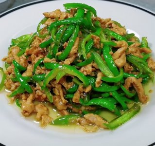 ​家常菜青椒炒肉丝的做法