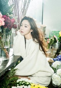 ​王萌黎曝最新写真照片，置身浪漫花海中，清新灵动宛如仙子
