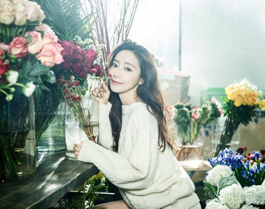 王萌黎曝最新写真照片，置身浪漫花海中，清新灵动宛如仙子