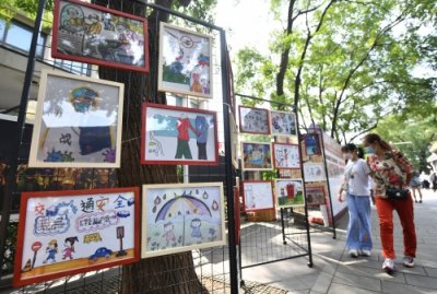 ​以“画”普法，北京东城区展出近200幅青少年法治绘画作品