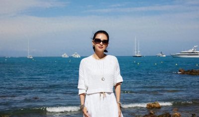 ​章子怡在戛纳太美了！一身白裙扎着马尾在海边把人美到，心态超好