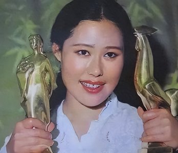 ​74岁斯琴高娃近况：瑞士老公已去世，她垂垂老矣，与儿子冰释前嫌