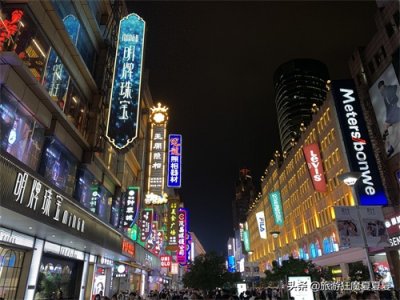 ​实拍上海南京东路，名店林立兴盛繁荣，有人却在人行道旁踩了个坑