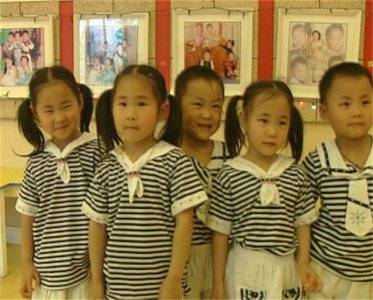 ​2002年，河北孕妇冒险诞下中国首例五胞胎，后被选为奥运“福娃”
