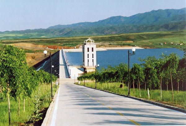 1.八一水库是一座集防洪、灌溉、供水等功能于一体的大型水利设施，是江西最大的人工水库之一，也是国家 AAA级旅游景区。
