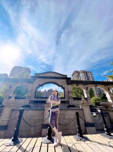​国际知名主持人刘美希，运动健身照曝光，一双美腿十分吸睛
