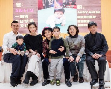 ​黄圣依夫妇为两儿子办生日宴，一家人其乐融融很幸福