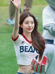 ​不穿内衣的美女身材真是太好了频频引来路人围观拍照