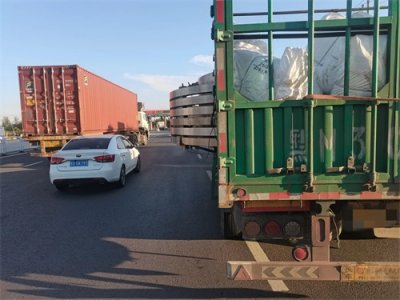 ​大货两侧超宽一米还想上青岛胶州湾高速，执勤交警拦下
