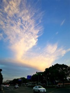 ​上海昨天傍晚天空现“天使翅膀”云 景象美轮美奂