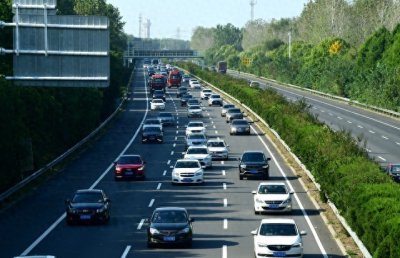 ​堵车无奈！国庆假期女子高速公路上解手，网友炸锅了！