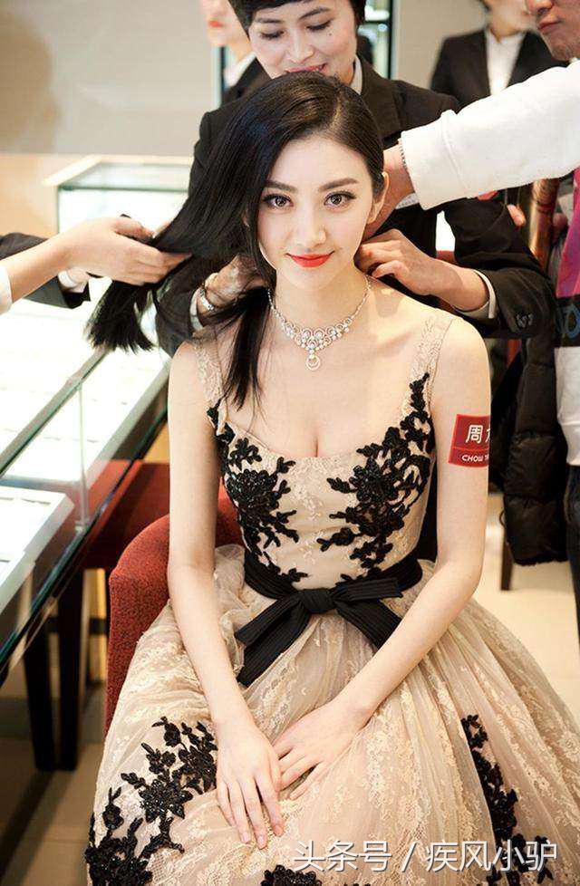 成龙、甄子丹都不敢碰的女星,而他却胆大,直接抱起就亲上了!