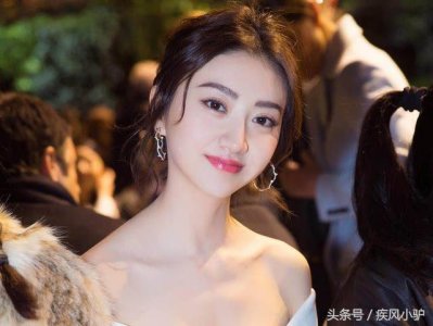 ​成龙、甄子丹都不敢碰的女星，而他却胆大，直接抱起就亲上了！