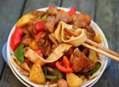 ​这才是新疆大盘鸡拌面的正宗做法，麻辣嫩滑，劲道入味，好吃到舔碗