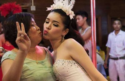 ​泰国人妖真实生活揭秘：比女人还美，赚钱工具(服药十几年)