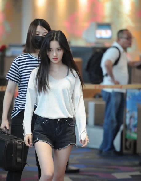 四千年美女鞠敬伟,身如薄纸,却秀出完美身材!