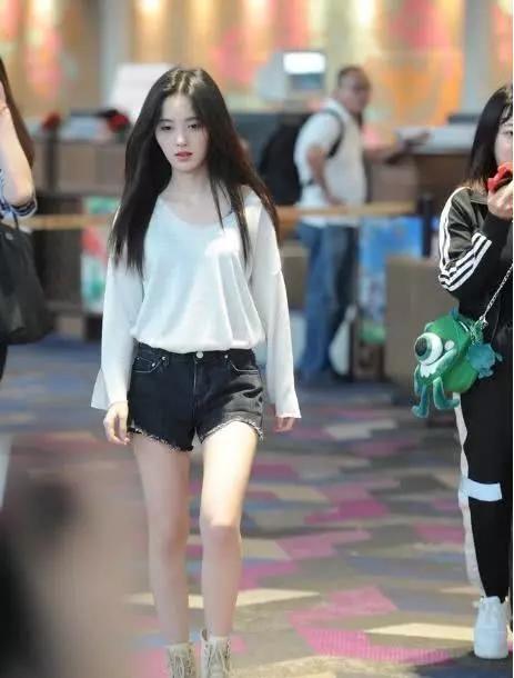 四千年美女鞠敬伟,身如薄纸,却秀出完美身材!