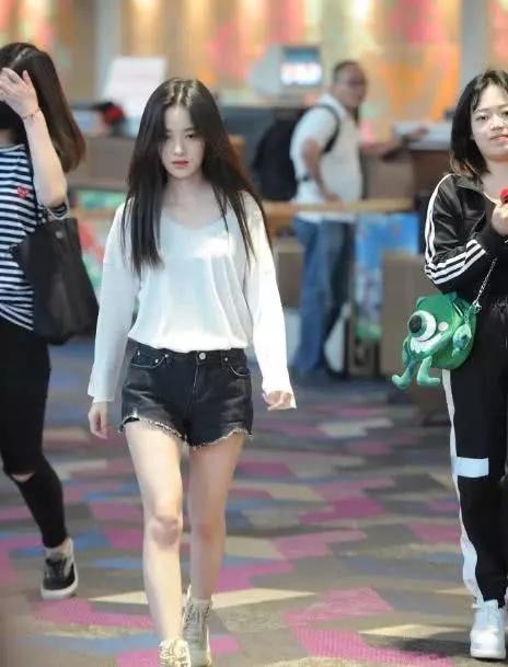 四千年美女鞠敬伟,身如薄纸,却秀出完美身材!