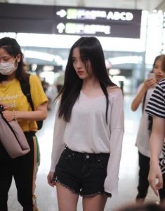 ​四千年美女鞠敬伟，身如薄纸，却秀出完美身材！