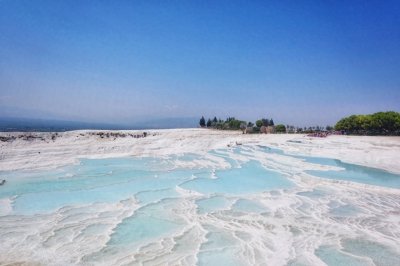 ​位于土耳其的棉花堡，是闻名的天然温泉，形状古怪似棉花