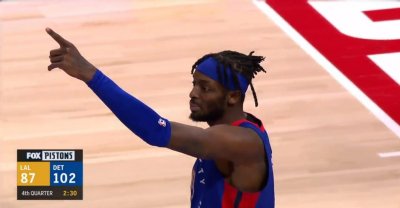 ​考辛斯看了会笑，波普着急去防守空气，可惜朗多已不在湖人