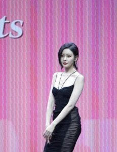 ​张天爱“蝴蝶臀”火了！屁股比胸还大3圈，生图比例简直看傻了