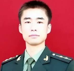 ​他是二炮军官，请假回家未归，上级打电话询问却意外得知其死讯