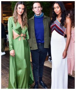 ​维密超模AA穿绿裙似人鱼，灵动丝绸露腰剪裁，拖尾设计灵动飘逸