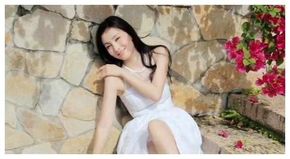 小陶虹和大陶红对比，年纪相仿长得也像，但是人生却有很大差距