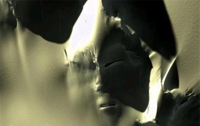 在南极发现“外星人脸”，网友晒出证据，不是自然形成的！