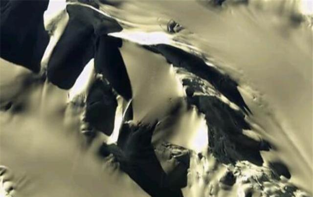 在南极发现“外星人脸”，网友晒出证据，不是自然形成的！