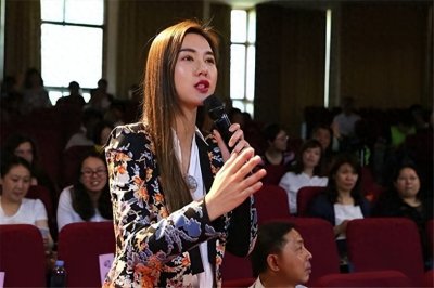 ​江苏卫视美女主持人苏畅，身材高挑高鼻梁大眼睛，女人味势不可挡