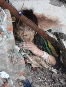 ​2008年汶川地震真实影像曝光！大量房屋倒塌，宛如世界末日！