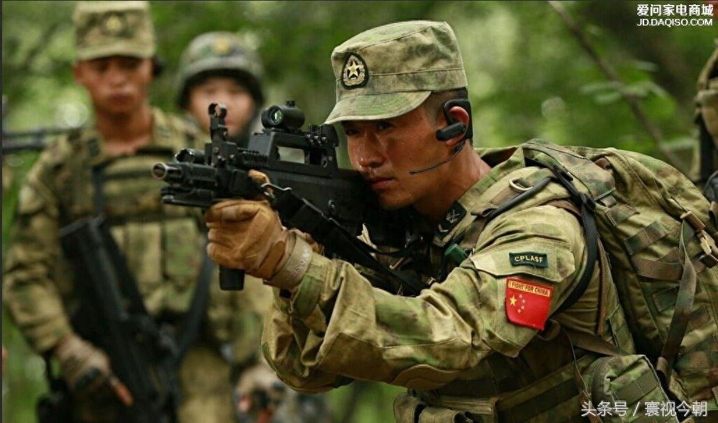 《战狼2》高清美图壁纸，坐等战狼2上映，加油硬汉吴京