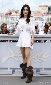 ​杨幂参加戛纳电影节，白色连衣裙清爽时髦