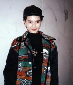 ​爱情与金钱的纠葛：小龙女十年心酸历程揭秘！