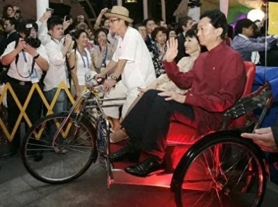 ​石破茂“手机门”事件：新首相的礼仪风波